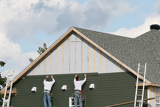 Professional Vinyl Siding technician working in Hampstead, NC